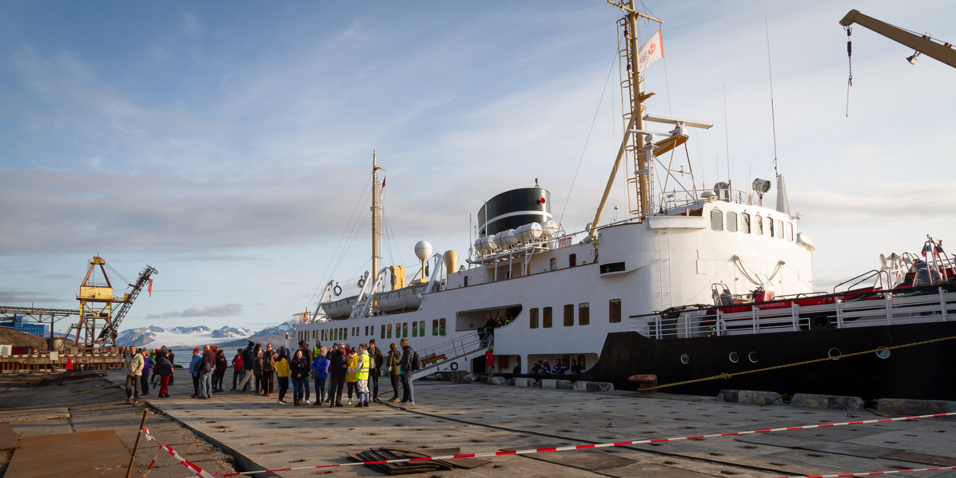 M/S Nordstjernen am Kai in Barentsburg