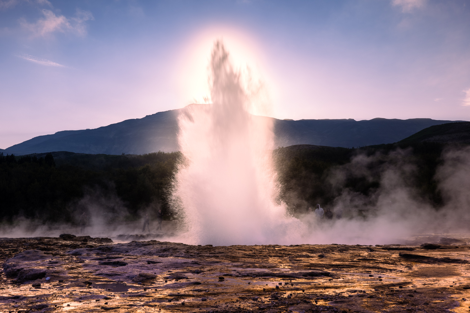 Strokkur gegen die Abendsonne