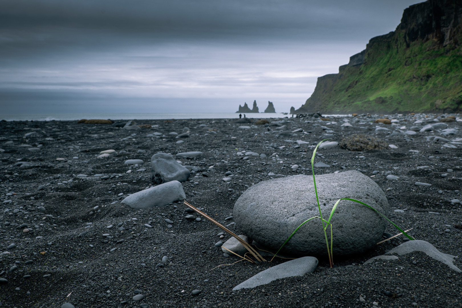 An der Reynisfjara, im Hintergrund die Reynisdrangar