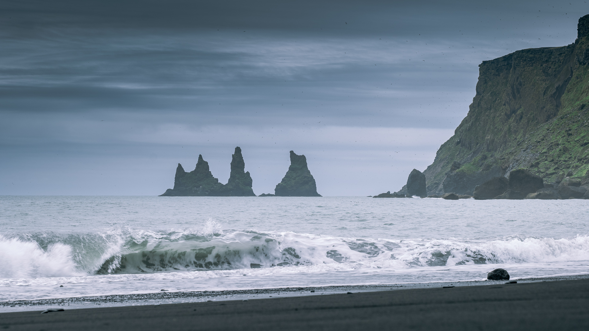 An der Reynisfjara, im Hintergrund die Reynisdrangar